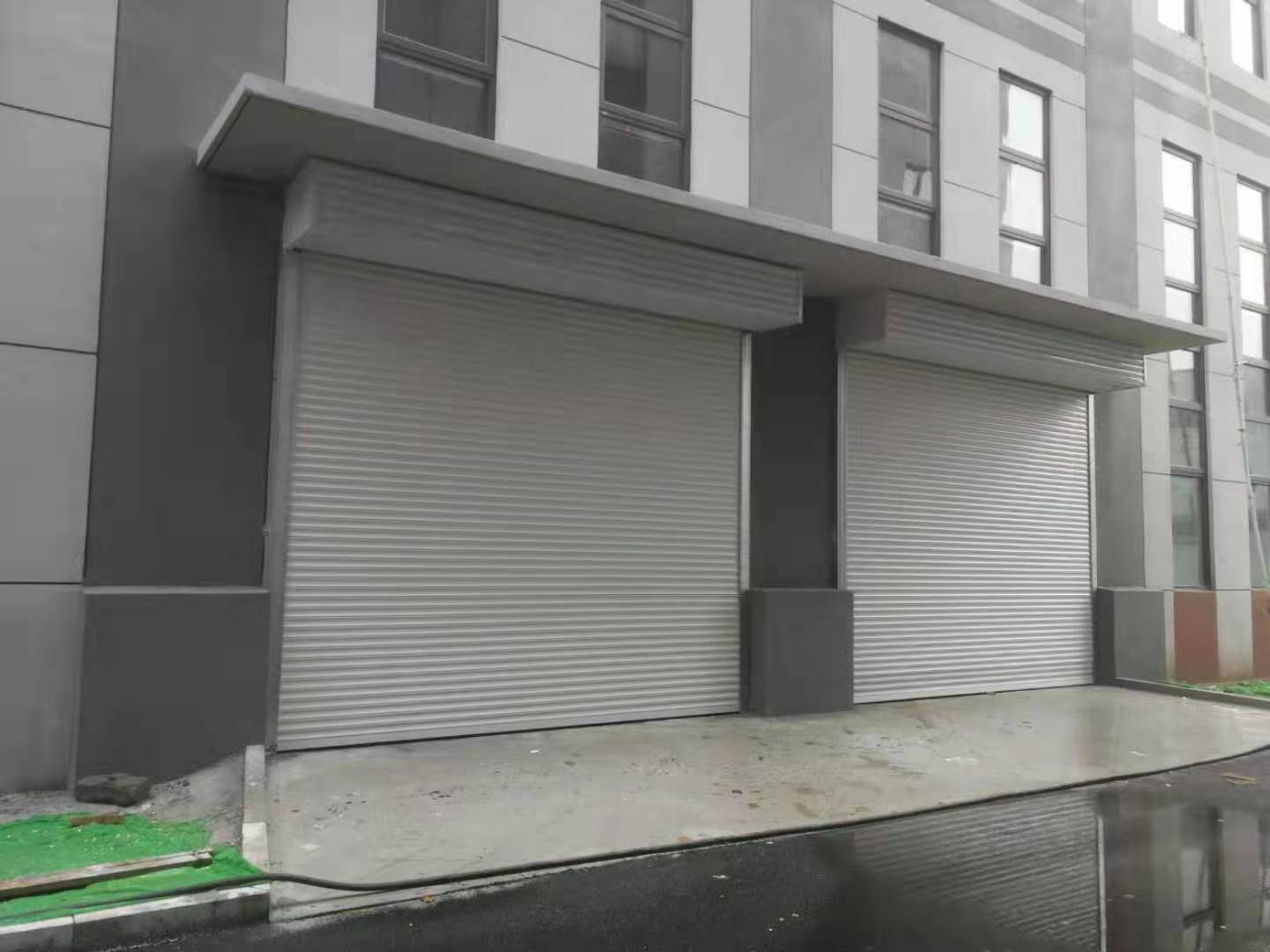 濟(jì)南農(nóng)業(yè)大棚白色保溫快速卷簾門有什么優(yōu)勢？